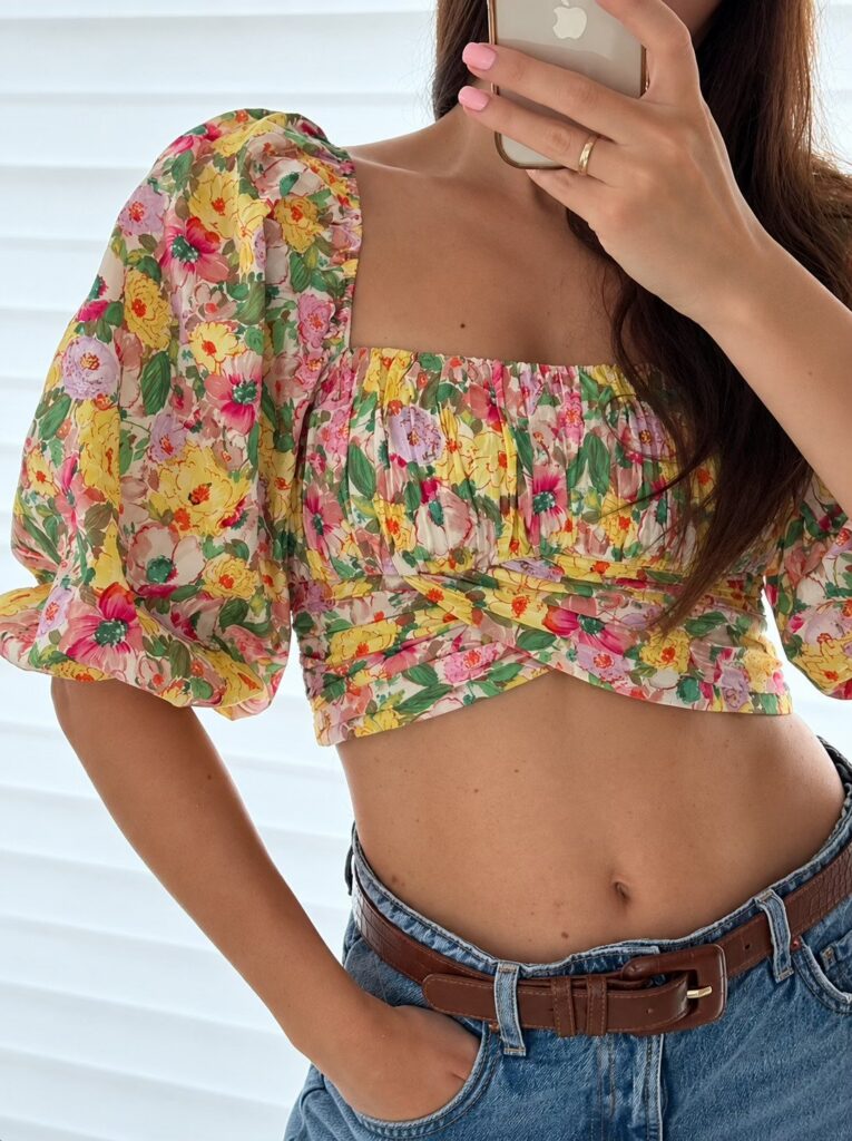 Bawełniany crop top w kwiaty z bufiastymi rękawami