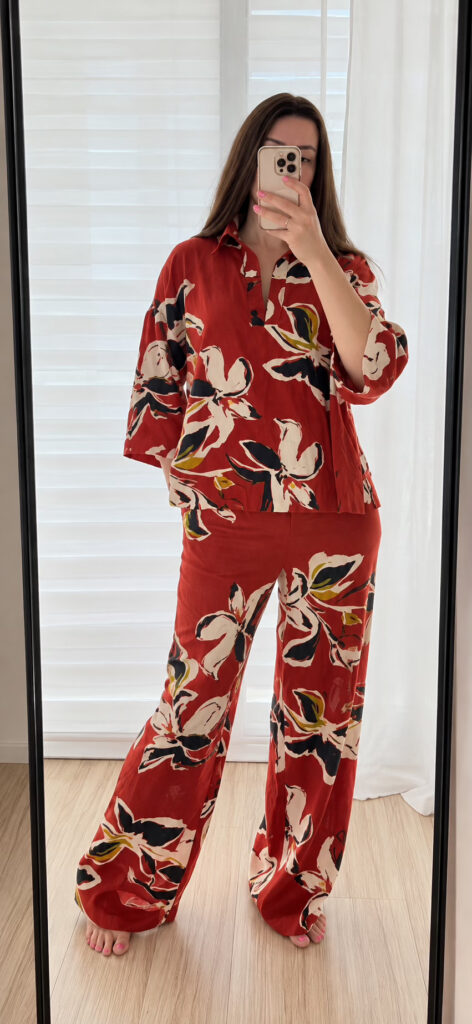 Komplet lniany w kwiaty, czerwony oversize + spodnie w kwiatowy wzór z lnu