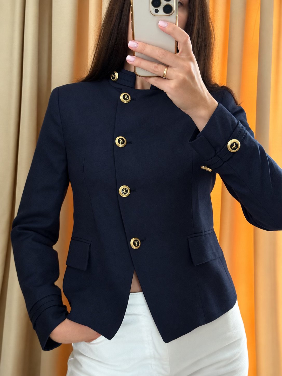 Taliowana marynarka ze złotymi guzikami - obrazek 2