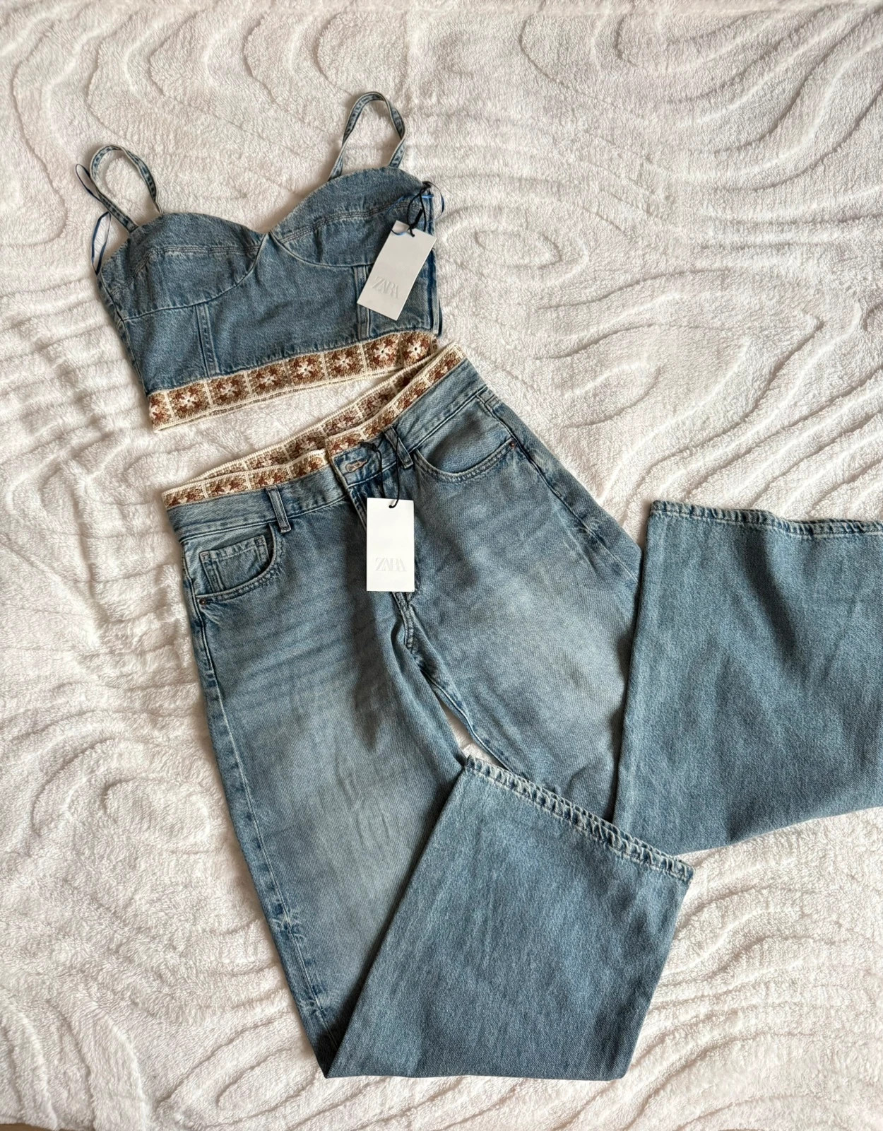 Komplet jeans luźny krój ze średnim stanem i szydełkowymi wstawkami + top jeansowy z szydełkowymi elementami