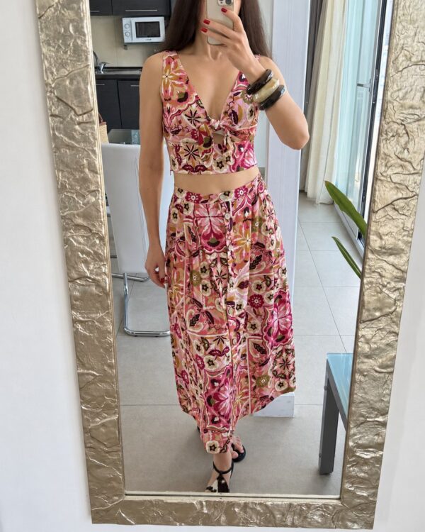 Top w rustykalny wzór z wiązaniem + wzorzysta spódnica midi w stylu rustykalnym