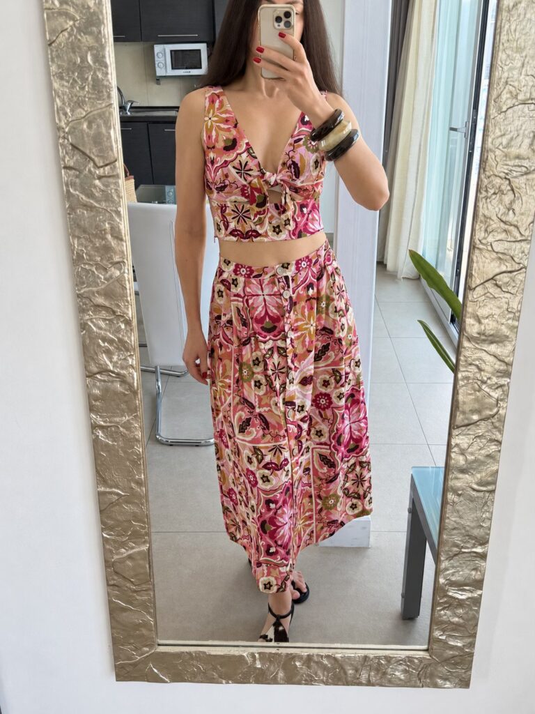 Top w rustykalny wzór z wiązaniem + wzorzysta spódnica midi w stylu rustykalnym
